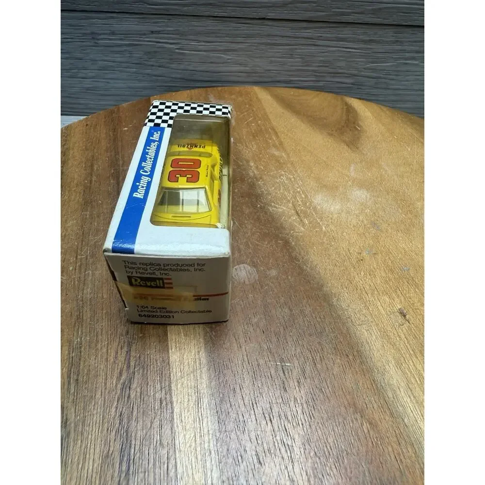 Revell Racing Collectables Michael Waltrip #30 Pennzoil Pontiac 1:64